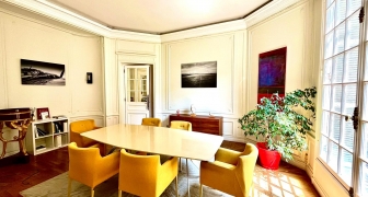 deux offres dont une de domiciliation et une avec poste de travail. Non loin du TJ (20 minutes à pied), Tres beaux locaux dont belle salle de réunion pendant 5h / semaine, photocopieur / imprimante / Internet / ménage, et ambiance sympa.  Prix domicliaito